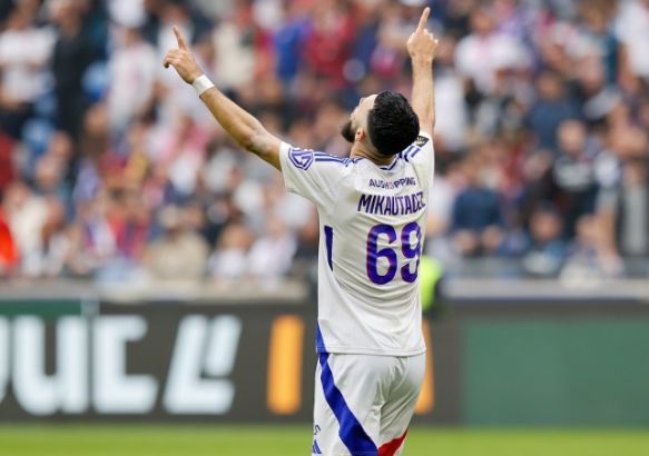 国际比赛日比利亚雷亚尔备战法甲；完成体检细节曝光；震撼外界；更衣室氛围转暖的简单介绍